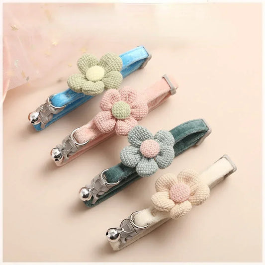 Collier Fleuri Tricoté pour Chat et Petit Chien – Réglable avec Clochette, Sécurité & Élégance